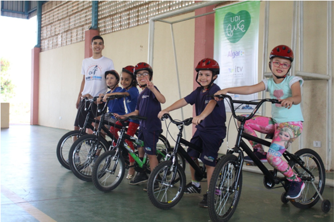 Crianças aprendem a andar de bicicleta durante as aulas de educação física